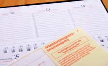 Das Arbeitsrecht regelt auch, was passiert, wenn sich der Mitarbeiter krank meldet.