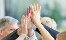 Team-Spirit kann gegen Burn-out helfen - und das ist gut fuers Unternehmen.